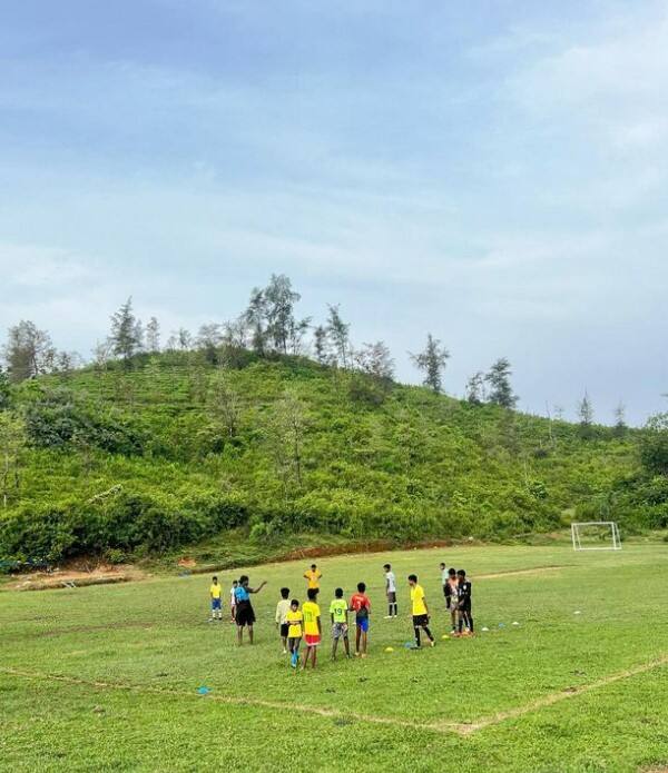 படப்பிடிப்புக்கு இடையே குழந்தைகள் விளையாடுவதை கண்டுகளித்தார் சமந்தா.