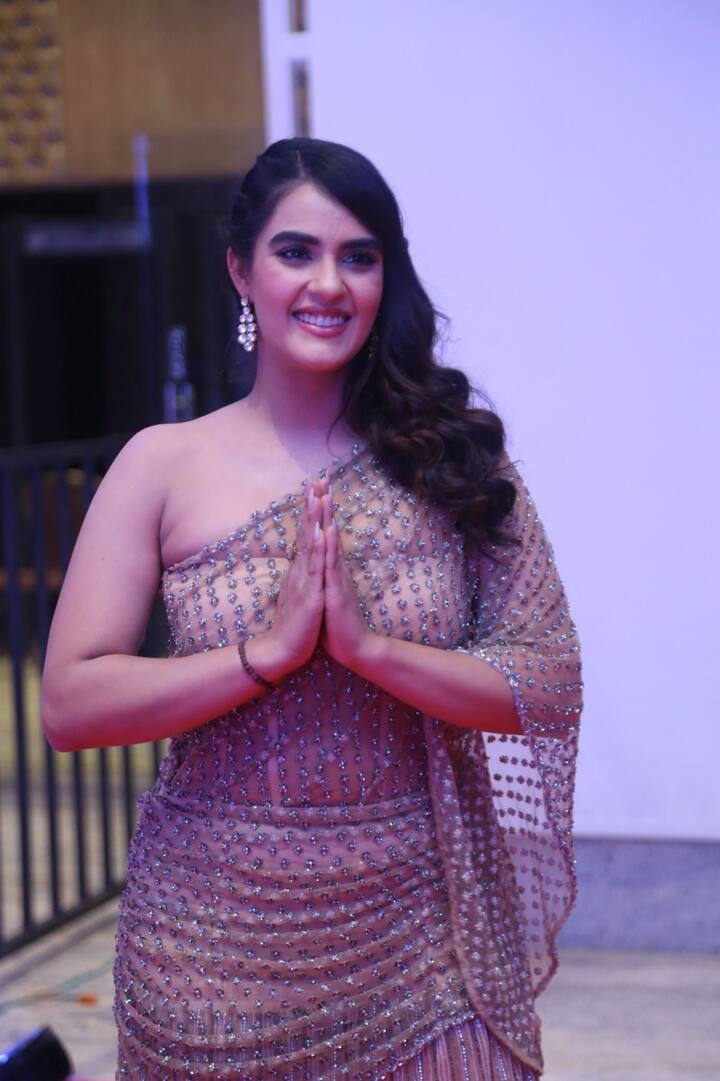 కావ్య థాపర్ లేటెస్ట్ ఫోటోలను ఇక్కడ చూడండి.