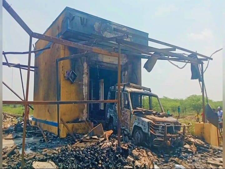 Sattur: சட்டவிரோதமான பட்டாசு தயாரிப்பு.. வெடித்து சிதறிய பட்டாசுகடைகள்.. பரிதாபமாய் பறிபோன உயிர்கள்..! An explosion has caused a stir in a firecracker shop near Chatur while illegally making firecracker Sattur: சட்டவிரோதமான பட்டாசு தயாரிப்பு.. வெடித்து சிதறிய பட்டாசுகடைகள்.. பரிதாபமாய் பறிபோன உயிர்கள்..!