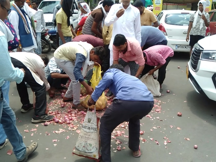 MP News Khandwa Farmer Onions Distributed Free Not Getting Price Of Crop Demanded Compensation Ann | Madhya Pradesh: मंडी में उचित भाव नहीं मिलने से परेशान किसान ने फ्री में बांटी प्याज,