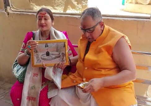 Sunita Ahuja Photos: महाकाल मंदिर के गर्भगृह में हैंडबैग लेकर पहुंचीं गोविंदा की पत्नी, सोशल मीडिया पर हुईं ट्रोल
