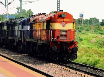 Indian Railway: ਕਈ ਵਾਰ ਰੇਲਵੇ ਤੋਂ ਟਿਕਟ ਬੁੱਕ ਕਰਵਾਉਣ ਤੋਂ ਬਾਅਦ ਯਾਤਰੀਆਂ ਨੂੰ ਬੋਰਡਿੰਗ ਸਟੇਸ਼ਨ ਬਦਲਣਾ ਪੈ ਜਾਂਦਾ ਹੈ। ਅਜਿਹੇ ਚ ਰੇਲਵੇ ਯਾਤਰੀਆਂ ਨੂੰ ਬੋਰਡਿੰਗ ਸਟੇਸ਼ਨ ਬਦਲਣ ਦੀ ਸਹੂਲਤ ਮਿਲਦੀ ਹੈ।