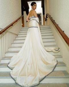 Sara Ali Khan Photos: फ्यूजन साड़ी-डीप नेक ब्लाउज, सारा अली खान ने कान्स में पहनी ऐसी ड्रेस की खूबसूरती पर फिदा हुए फैंस