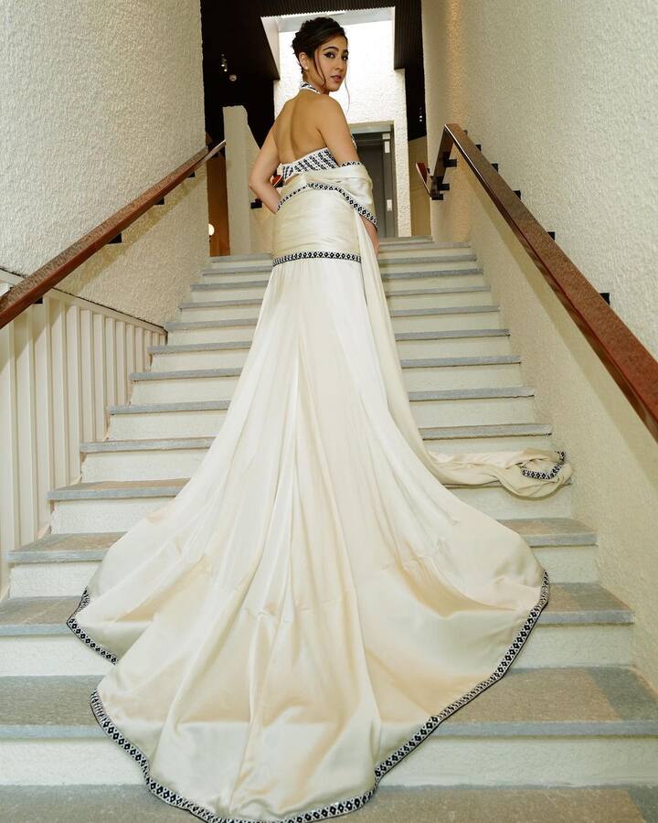 सारा अली खान सोशल मीडिया पर अपने कान्स लुक को लेकर छाई हुई हैं. हाल ही में एक्ट्रेस ने अपनी कुछ लेटेस्ट तस्वीरें फैंस के साथ शेयर की हैं.