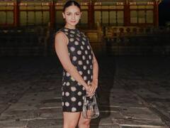 Alia Bhatt Pics: फैशन शो में खाली ट्रांसपेरेंट हैंडबैग लेकर पहुंचीं आलिया भट्ट, यूजर्स बोले- क्या ये पानी की बोतल है?