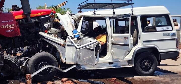 यावेळी भरधाव असणारी बलेरो समोरून येणाऱ्या ट्रॅक्टरवर जाऊन आदळली.