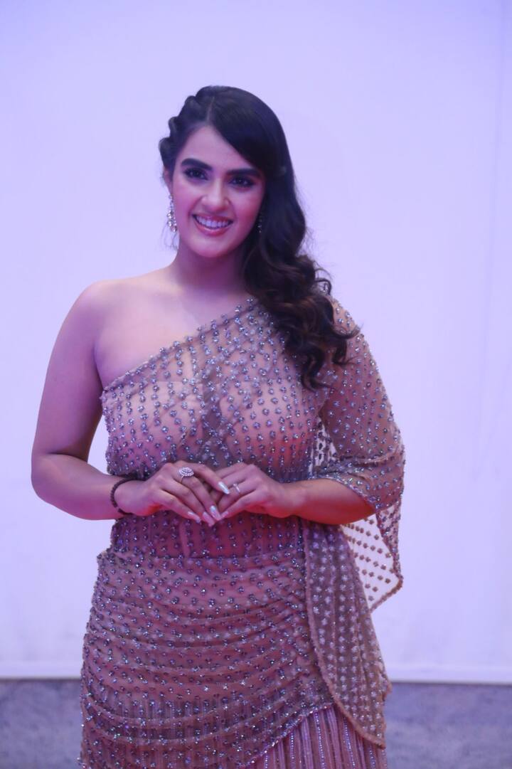 కావ్య థాపర్ లేటెస్ట్ ఫోటోలను ఇక్కడ చూడండి.