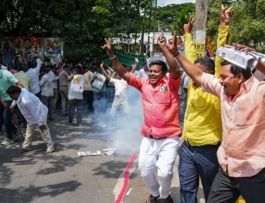 ਆਪਣੇ ਨੇਤਾ ਸਿੱਧਰਮਈਆ ਦੀ ਤਸਵੀਰ ਲੈ ਕੇ ਉਨ੍ਹਾਂ ਦੇ ਸਮਰਥਕ ਉਨ੍ਹਾਂ ਦਾ ਸਵਾਗਤ ਕਰਦੇ ਹੋਏ ਨਾਅਰੇ ਲਗਾ ਰਹੇ ਸਨ। ਇਨ੍ਹਾਂ ਸਮਰਥਕਾਂ ਨੇ ਉਨ੍ਹਾਂ ਦੀ ਰਿਹਾਇਸ਼ ਦੇ ਬਾਹਰ ਰੱਖੀ ਸਾਬਕਾ ਮੁੱਖ ਮੰਤਰੀ ਸਿੱਧਰਮਈਆ ਦੀ ਲਾਈਫ ਸਾਈਜ਼ ਫੋਟੋ ਨੂੰ ਦੁੱਧ ਚੜ੍ਹਾਇਆ।