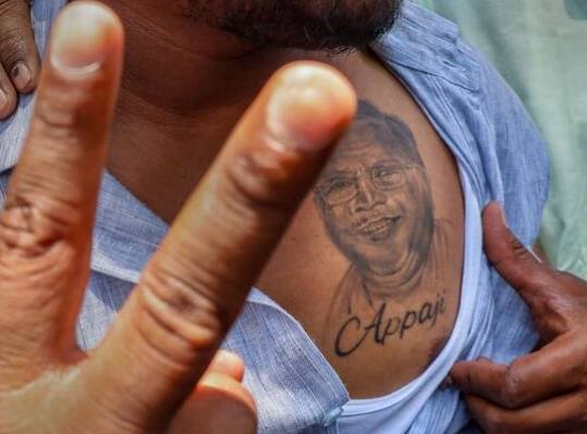 ਇਸ ਦੌਰਾਨ ਸਿੱਧਰਮਈਆ ਦੇ ਨਾਂ 'ਤੇ ਮੋਹਰ ਲੱਗਣ ਦੀਆਂ ਕੁਝ ਮੀਡੀਆ ਰਿਪੋਰਟਾਂ ਨਾਲ ਉਨ੍ਹਾਂ ਦੇ ਜੱਦੀ ਪਿੰਡ ਅਤੇ ਬੇਂਗਲੁਰੂ ਸਥਿਤ ਉਨ੍ਹਾਂ ਦੀ ਰਿਹਾਇਸ਼ ਦੇ ਬਾਹਰ ਜਸ਼ਨ ਦਾ ਮਾਹੌਲ ਬਣ ਗਿਆ ਹੈ।