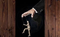 Control Freak Person: নিজের ভুল দেখতে পান না, অন্যের উপর ছড়ি ঘোরাতে পারলেই হল, যে লক্ষণ দেখে চিনবেন এমন মানুষদের