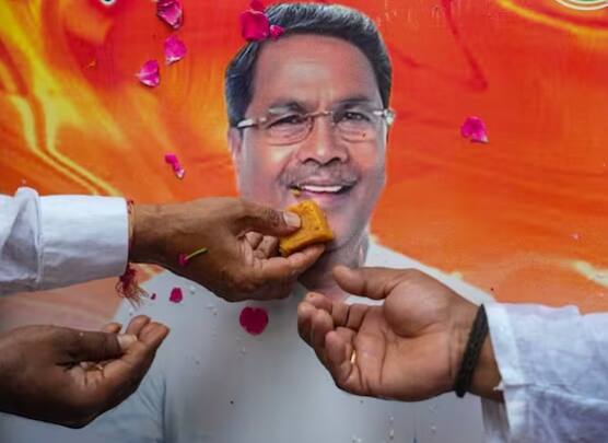 ਇਸ ਤੋਂ ਪਹਿਲਾਂ ਬੰਗਲੁਰੂ 'ਚ ਵਿਧਾਨ ਸਭਾ 'ਚ ਵਿਰੋਧੀ ਧਿਰ ਦੇ ਨੇਤਾ ਸਿੱਧਰਮਈਆ ਦੀ ਸਰਕਾਰੀ ਰਿਹਾਇਸ਼ ਦੇ ਬਾਹਰ ਇਕੱਠੇ ਹੋਏ ਸਮਰਥਕਾਂ 'ਚ ਖੁਸ਼ੀ ਦਾ ਮਾਹੌਲ ਹੈ। ਦਰਅਸਲ, ਕੁਝ ਮੀਡੀਆ ਸੰਗਠਨਾਂ ਨੇ ਦਾਅਵਾ ਕੀਤਾ ਹੈ ਕਿ ਉਨ੍ਹਾਂ ਦੇ ਨਾਂ 'ਤੇ ਮੋਹਰ ਲਗਾ ਦਿੱਤੀ ਗਈ ਹੈ ਅਤੇ ਸਿਰਫ ਅਧਿਕਾਰਤ ਐਲਾਨ ਹੋਣਾ ਬਾਕੀ ਹੈ।