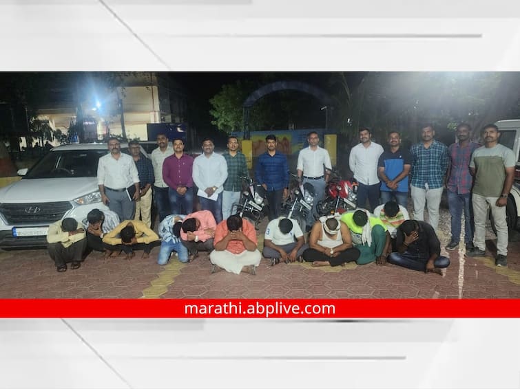 Maharashtra News Chhatrapati Sambhaji Nagar gambling den was started in the field of onions the police raided and knocked the shackles Chhatrapati Sambhaji Nagar Crime : शेतातील कांद्याच्या चाळीत सुरु होता जुगार अड्डा; पोलिसांनी छापा टाकत ठोकल्या बेड्या