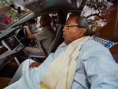 Karnataka Chief Minister: सिद्धारमैया के गांव में जश्न का माहौल, नाचते, दूध चढ़ाते दिखे समर्थक