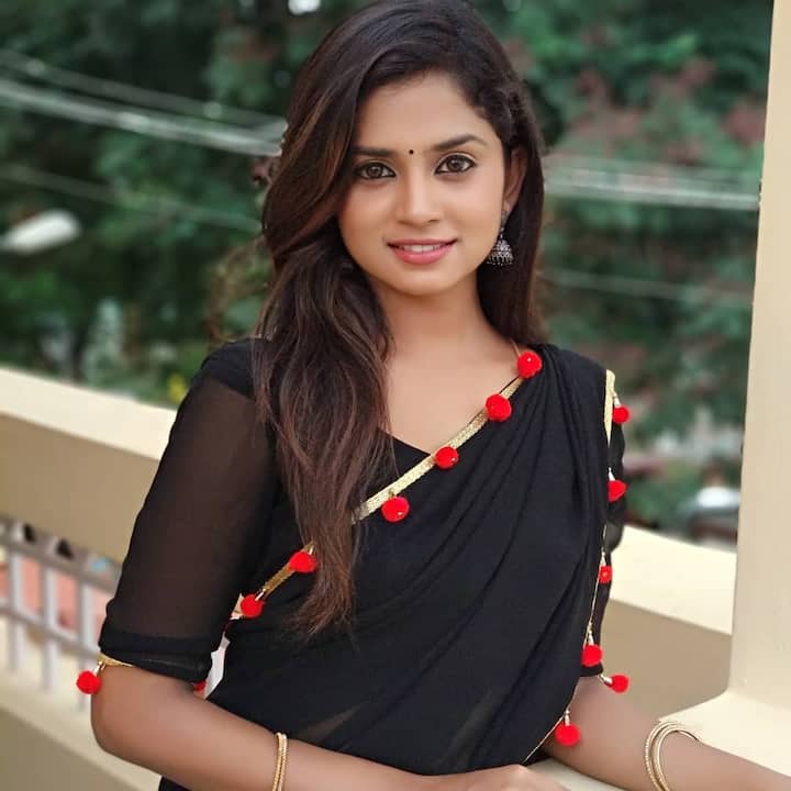 గుప్పెడంత మనసు వసుధార (రక్షా గౌడ) (Image Credit: Raksha Gowda/Instagram)