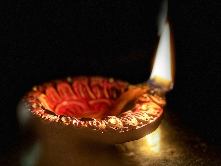 Very auspicious to light a diya at the main door in the evening సంధ్యా దీపం ప్రాధాన్యం: ఇంటి గుమ్మం వద్ద దీపం పెడితే కలిగే ప్రయోజనాలివే!