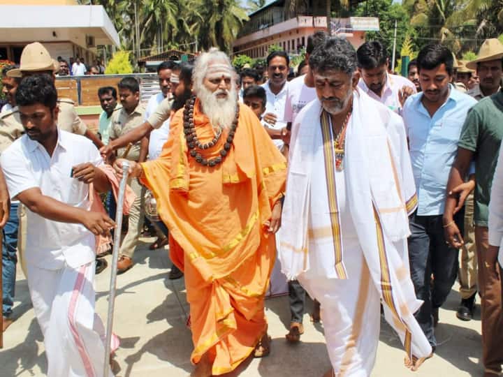 सिद्धारमैया या डीके शिवकुमार...किसके किस्मत सितारे मजबूत, कौन पहुंचेगा सीएम की कुर्सी तक?