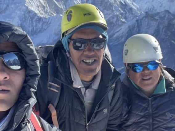 દરેક ક્લાઇમ્બરની સાથે સામાન્ય રીતે ઓછામાં ઓછો એક શેરપા ગાઇડ હોય છે.