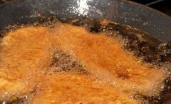 Cooking Oil: বাসি তেলেই ফের রান্না! ডেকে আনছেন ঘোর বিপদ