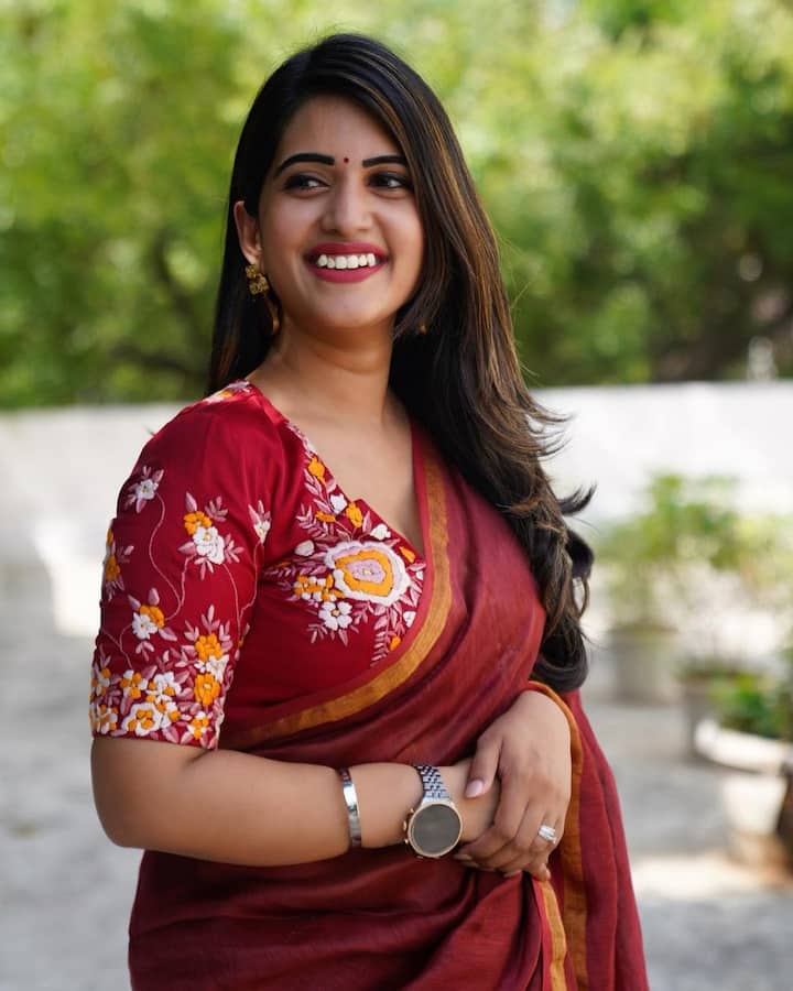 యూట్యూబ్ వీడియోలతో ఆకట్టుకుని, బిగ్ బాస్ హౌస్ లోకి అడుగు పెట్టింది. .Photo Credit: sravanthi_chokarapu/ instagram