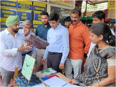 इंदौर: कचरा रिसाइकल सेंटर खुलते ही आम लोग दान करने लगे किताबें, अब झुग्गी के लिए बनेगी लाइब्रेरी