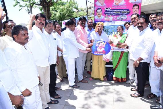 Balagam Singer Mogilaiah Dalit Bandhu | బలగం మెుగిలయ్యకు కారు అందించిన కేసీఆర్ సర్కార్ | ABP