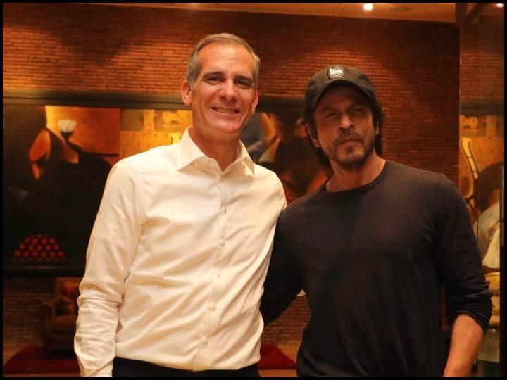 Shah Rukh Khan Welcome the Eric Gasterty the Ambassador of United State of America अमेरिकी राजदूत एरिक गासेर्टी का Shah Rukh Khan ने 'मन्नत' में किया वेलकम, बॉलीवुड इंडस्ट्री पर की बातचीत