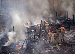 Delhi: शास्त्री पार्क इलाके में झुग्गी-बस्ती में भीषण आग लगने से अफरातफरी, कई सिलेंडर फटे, देखें तस्वीरें