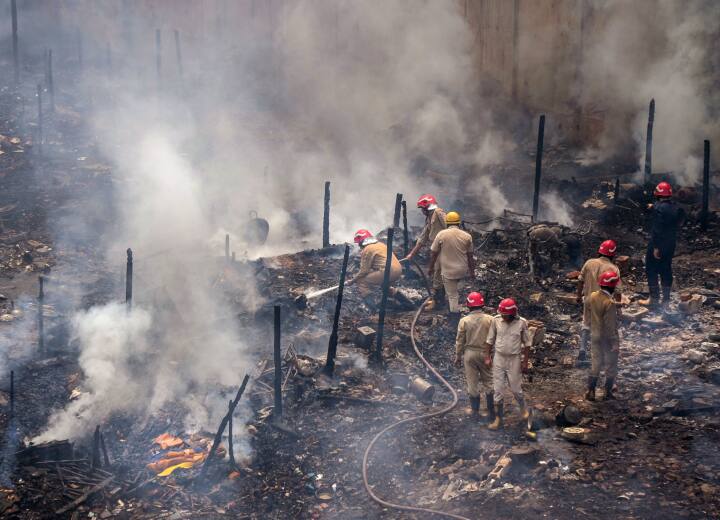 Delhi Fire: दिल्ली शास्त्री पार्क में आग लगने से पूरे इलाके अफरातफरी मच गई. अग्निशमन विभाग को रह रहकर सिलिंडरों में हो रहे विस्फोट से आग को काबू करने काफी मशक्कत करनी पड़ रही है.