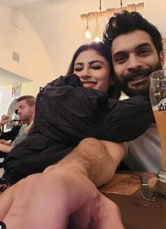 वेकेशन के मजे ले रही हैं Mouni Roy, पति सूरज नांबियार संग कोजी होती दिखीं नागिन फेम एक्ट्रेस 