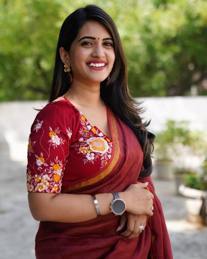 సోషల్ మీడియా ద్వారా బాగా పాపులర్ అయ్యింది స్రవంతి చొక్కారపు. .Photo Credit: sravanthi_chokarapu/ instagram