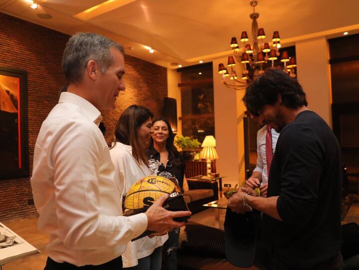 એરિકે શાહરૂખના  નિવાસસ્થાન મન્નત ખાતે, મુંબઈમાં ફિલ્મ ઉદ્યોગ વિશે વધુ શીખવા અને સમગ્ર વિશ્વમાં હોલીવુડ અને બોલિવૂડની વિશાળ સાંસ્કૃતિક અસરની ચર્ચા કરી હતી.