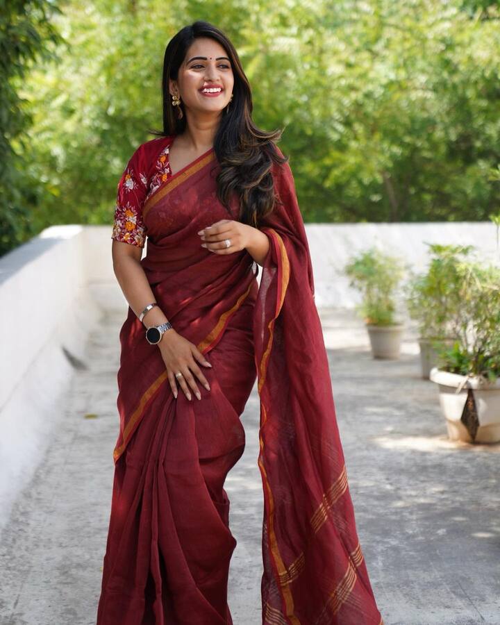 ప్రీ రిలీజ్ ఈవెంట్స్ కి యాంకర్ గా చేస్తూ ఫుల్ బిజీగా మారింది. .Photo Credit: sravanthi_chokarapu/ instagram