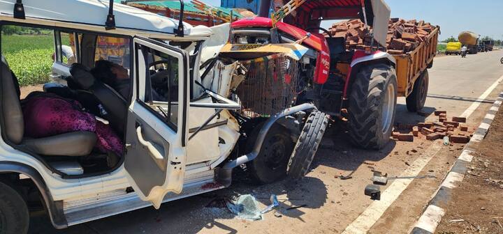 ही धडक इतकी भीषण होती की, बोलेरो समोरून पूर्णपणे ट्रॅक्टरच्या समोरच्या भागात घुसली.