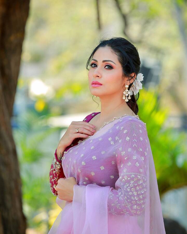 ఇండస్ట్రీకి పరిచయమై రెండు దశాబ్ధాలు దాటినా ఆమె గ్లామర్ ఏ మాత్రం తగ్గలేదనే చెప్పాలి.