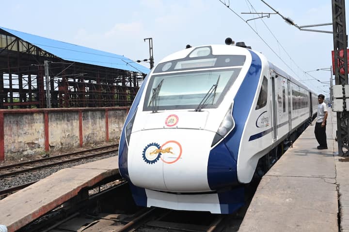 সাড়ে ৭ ঘণ্টায় পাহাড় দর্শনের পর এবার সাড়ে ৬ ঘণ্টায় সমুদ্র দর্শন। এর আগে হাওড়া থেকে এনজেপি বন্দে ভারত এক্সপ্রেস চালু করা হয়েছে।