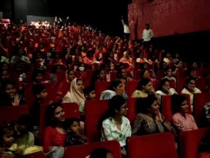 Jodhpur VHP shows The Kerala Story to women workers welcomed outside cinema hall wearing saffron scarf Rajasthan Ann The Kerala Story: जोधपुर में VHP ने महिलाओं को दिखाई द केरला स्टोरी, कार्यकर्ताओं ने भगवा दुपट्टा पहनाकर किया स्वागत