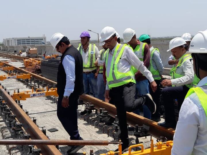 MP News: इंदौरवासियों के खुशखबरी, इस महीने से दौड़ने लगेगी मेट्रो, पटरी बिछाने का काम हुआ शुरू MP News Indore metro joy ride to begin from september six coaches will be in every train ann MP News: इंदौरवासियों के खुशखबरी, इस महीने से दौड़ने लगेगी मेट्रो, पटरी बिछाने का काम हुआ शुरू