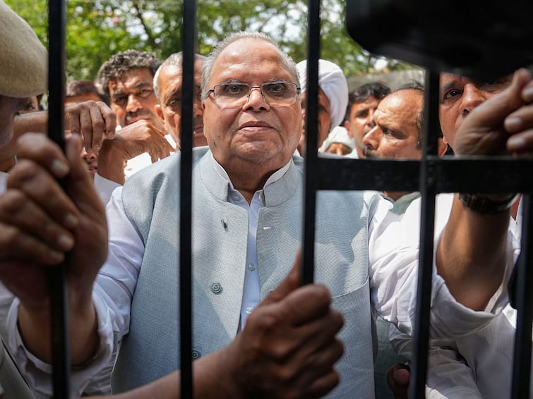 CBI Searching 9 Locations In Jammu Kashmir  Delhi Including Premises Of Ex-Governor Satypal Malik's Aide Insurance Scam Case CBI Searches 9 Locations Including Premises Of Ex-J&K Guv Satyapal Malik's Aide In Insurance Case