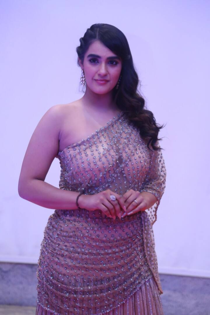 కావ్య థాపర్ లేటెస్ట్ ఫోటోలను ఇక్కడ చూడండి.