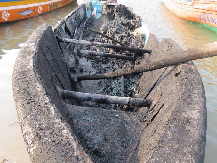 Nagapattinam Miscreants set fire to the Piper boat parked at Vettatattaru in Nagore TNN Nagapattinam: நாகூரில் படகு தீ வைத்து எரிப்பு; ரூ.4 லட்சம் சேதம் - வாழ்வாதாரம் பாதித்ததாக மீனவர் வேதனை
