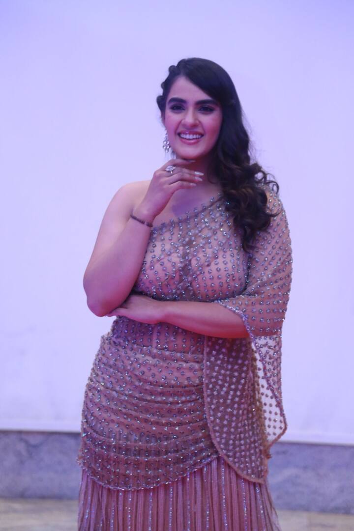 కావ్య థాపర్ లేటెస్ట్ ఫోటోలను ఇక్కడ చూడండి.