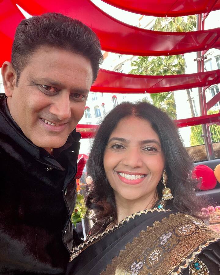 अनिल कुंबले ने कान्स एंट्री की ये तस्वीरें अपने इंस्टाग्राम अकाउंट पर शेयर की हैं. जिसमें वो पत्नी के साथ दिखाई दिए.