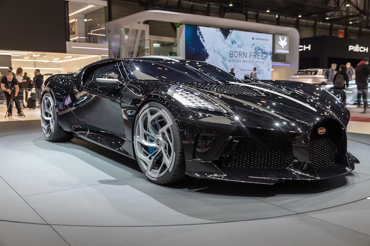दूसरी कार Bugatti La Voiture Noire है. जिसकी कीमत लगभग 1,13,53,39,800 रुपये है.