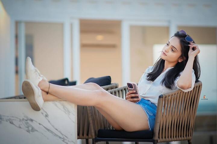 బిగ్ బాస్ సీజన్ 6 గ్లామర్ క్వీన్ గా తన అందంతో ఆడియెన్స్ ని టీవీకి కట్టి పడేసింది. Image credit: Sri Sathya/Instagram