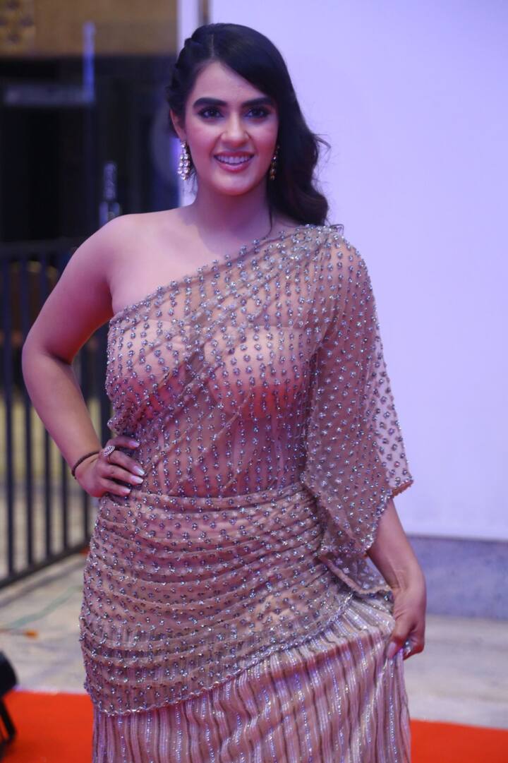 కావ్య థాపర్ లేటెస్ట్ ఫోటోలను ఇక్కడ చూడండి.