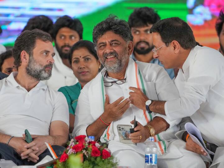 Congress Randeep Surjewala Tells Deliberations Underway For Karnataka CM In Next 48 to 72 hours New Cabinet Karnataka CM Race: सीएम के लिए सिद्धारमैया के नाम पर लगी मुहर? कांग्रेस ने बताया, शपथ को लेकर भी दी अहम जानकारी