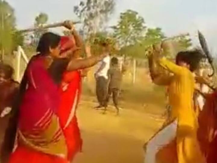 Chhattisgarh Clash between two women groups land dispute in Surajpur district Police Registered Case ANN Chhattisgarh: जमीन विवाद में दो महिला गुटों में जमकर चले लाठी डंडे, 12 घायल, मामला दर्ज