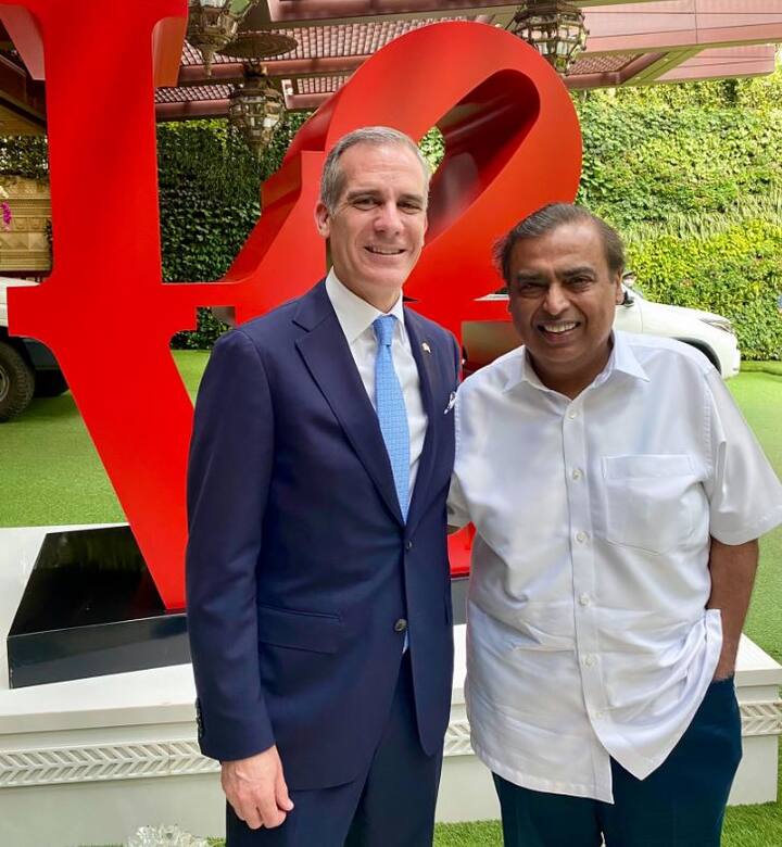 એરિક ગાર્સેટીએ રિલાયન્સના મુકેશ અંબાણી સાથે મુલાકાત કરી હતી. જે બાદ ટ્વિટ કરીને લખ્યું રિન્યુએબલ એનર્જી સેક્ટરમાં રિલાયન્સની નવીનતાઓ વિશે જાણવા અને વધુ #USIndiaTogether આર્થિક સહયોગ માટેના રસ્તાઓ શોધવા માટે મુકેશ અંબાણી સાથેની શાનદાર મુલાકાત.