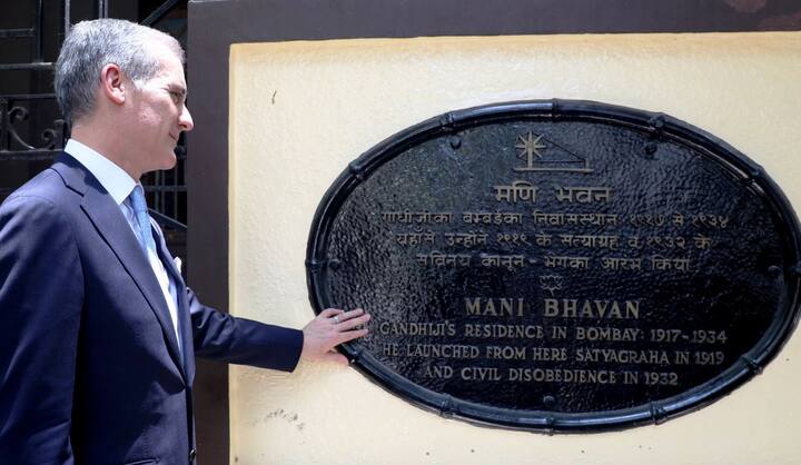 મણિ ભવનની મુલાકાત વખતે એરિક ગાર્સેટીની તસવીર.