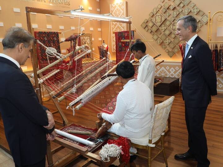 હાથવણાટની કામગીરી નીહાળતા એરિક ગાર્સેટી.